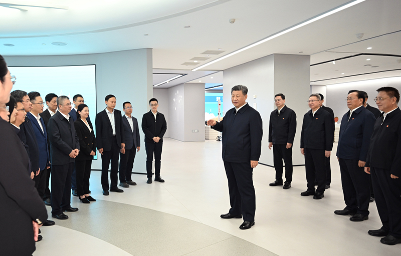 11月4日至6日，中共中央总书记、国家主席、中央军委主席习近平在湖北考察。这是5日下午，习近平在武汉产业创新发展研究院考察时，同科研人员和乐玩体育（中国）官方网站负责人亲切交流。
